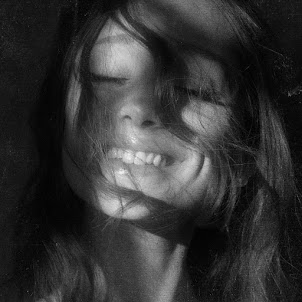 Ariana Grande — Kiss Me